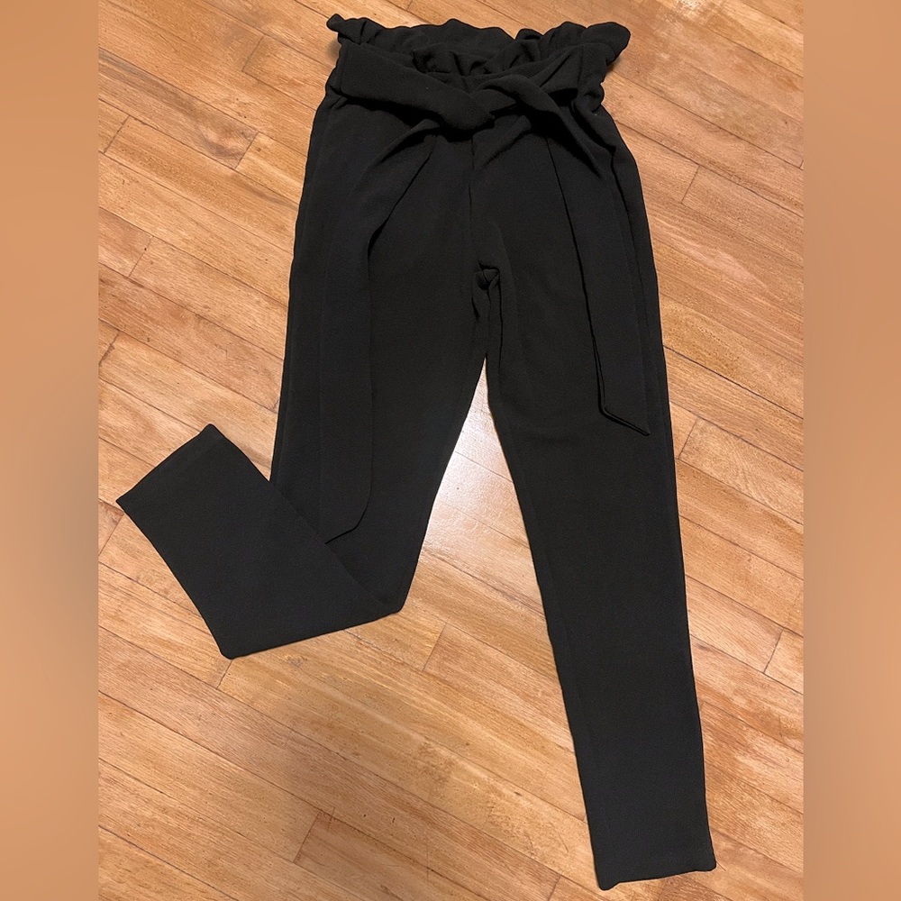 Adorable paper bag pant for office or a night out. Size medium. Never worn.